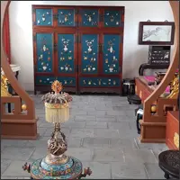 Ornately furnished Chinese room viewed through a circular doorway