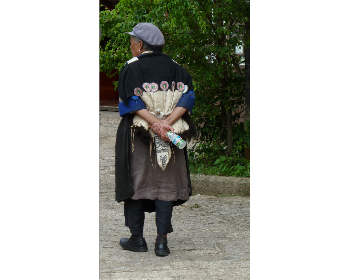 Lijiang - old lady in Naxi outfit at Black Dragon Pool